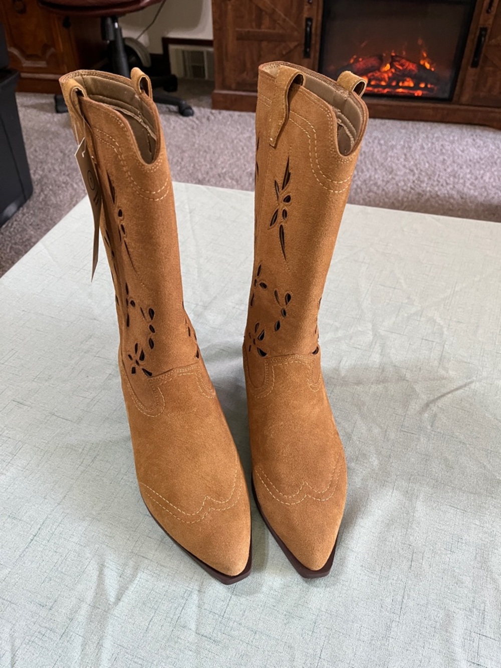 ADORABLE Tan Faux Suede Boots Buttery soft, Cut-out detail  Women’s size 7